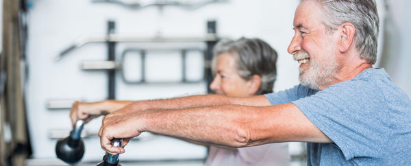 高齢者こそ自宅筋トレ！筋力トレーニングの効果やポイント、おすすめメニューを解説