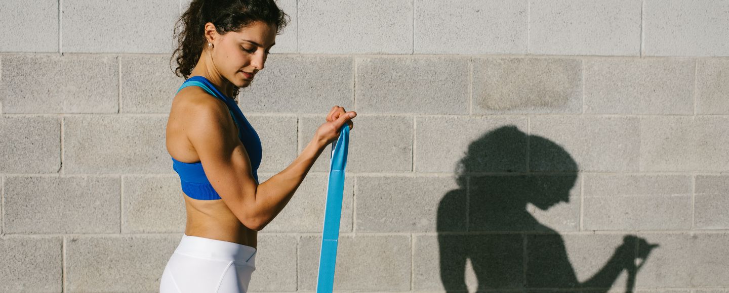 女性トレーナーがおすすめのトレーニングチューブを紹介。自宅トレをがんばる筋トレ初心者の女性にこそ使ってほしい！