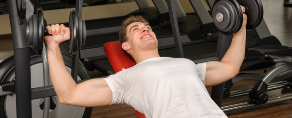 インクラインダンベルプレスの効果的なフォーム・コツを解説