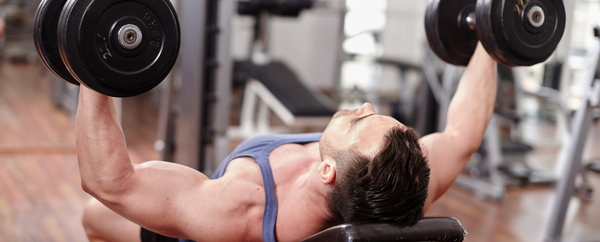 ダンベルフライの効果的なやり方は？安全に高重量を扱う方法